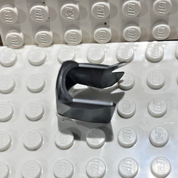 Lego Vintage Gold Lion Head Gray Armor Accessory - Picture 5 of 6